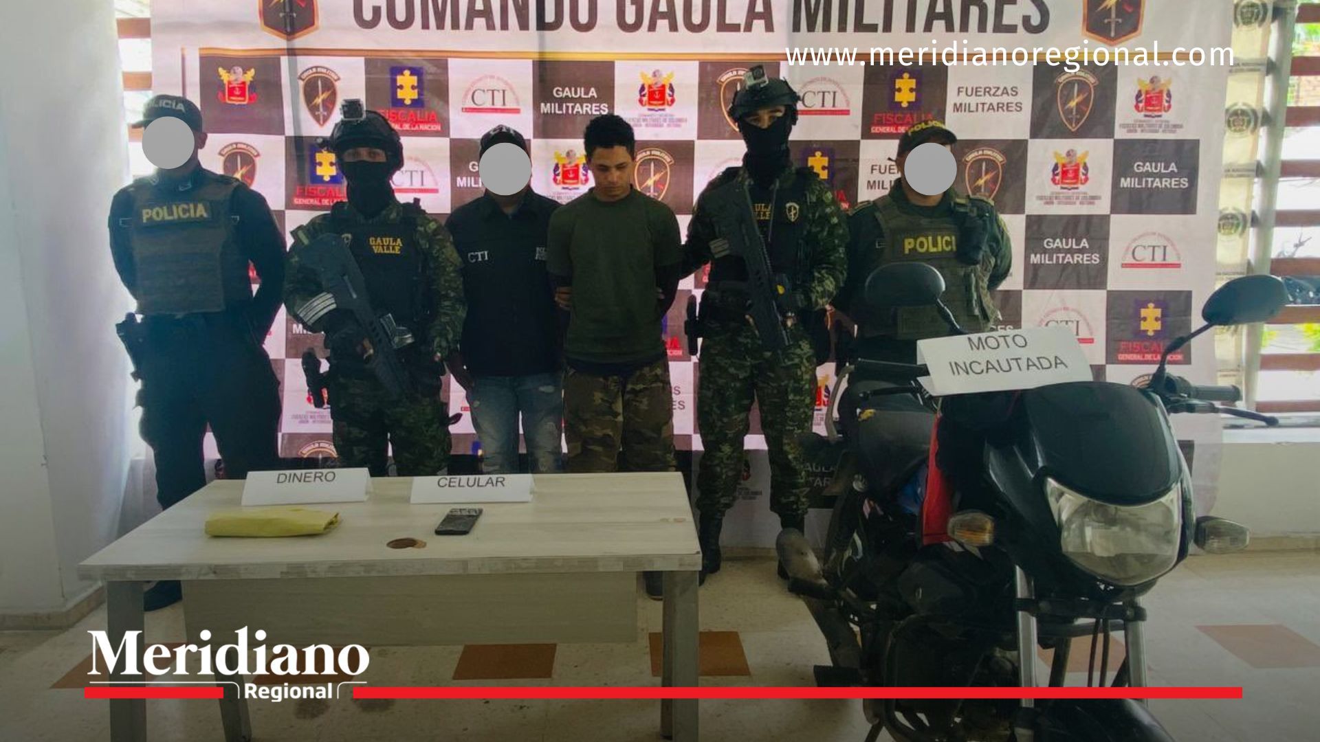 Imagen del procedimiento realizado por el Gaula Militares en Pradera, Valle del Cauca, donde un hombre fue capturado en flagrancia mientras recibía dinero producto de una extorsión. En la acción se incautaron 16 millones de pesos en efectivo, una motocicleta y elementos que serán clave en el proceso judicial.