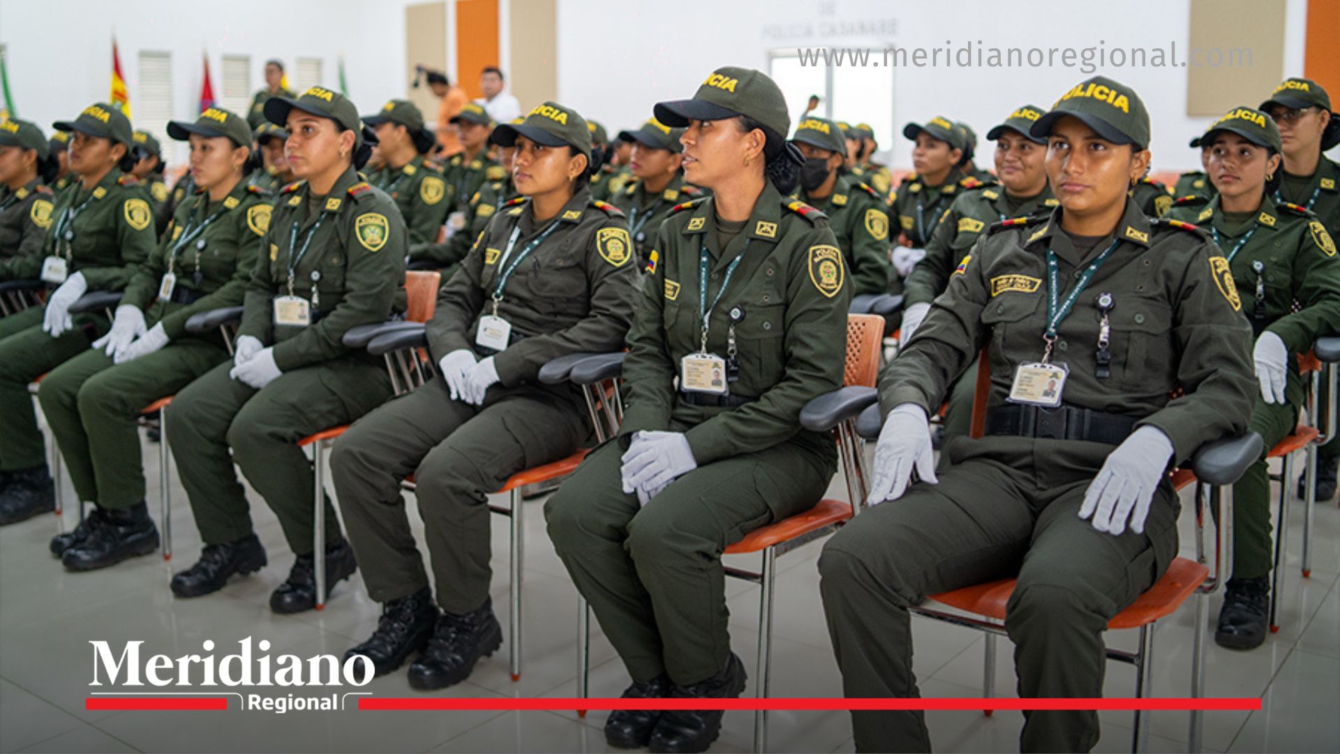 Auxiliares mujeres de la Policía Nacional participan en una ceremonia institucional, en el marco del anuncio del salario mínimo para auxiliares en Colombia.