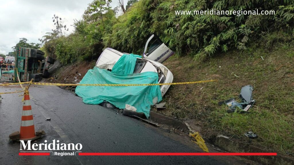 Accidente en la vía Panamericana: bus de Velotax siniestrado en Pescador - Meridiano Regional Buseta de Velotax siniestrada tras accidente en la vía Panamericana en el sector Pescador, Cauca