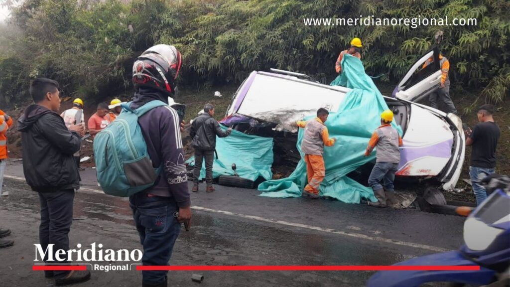 Accidente en la vía Panamericana: autoridades cubren bus de Velotax en Pescador - Meridiano Regional Personas cubren buseta de Velotax tras accidente en la vía Panamericana en Pescador, Cauca