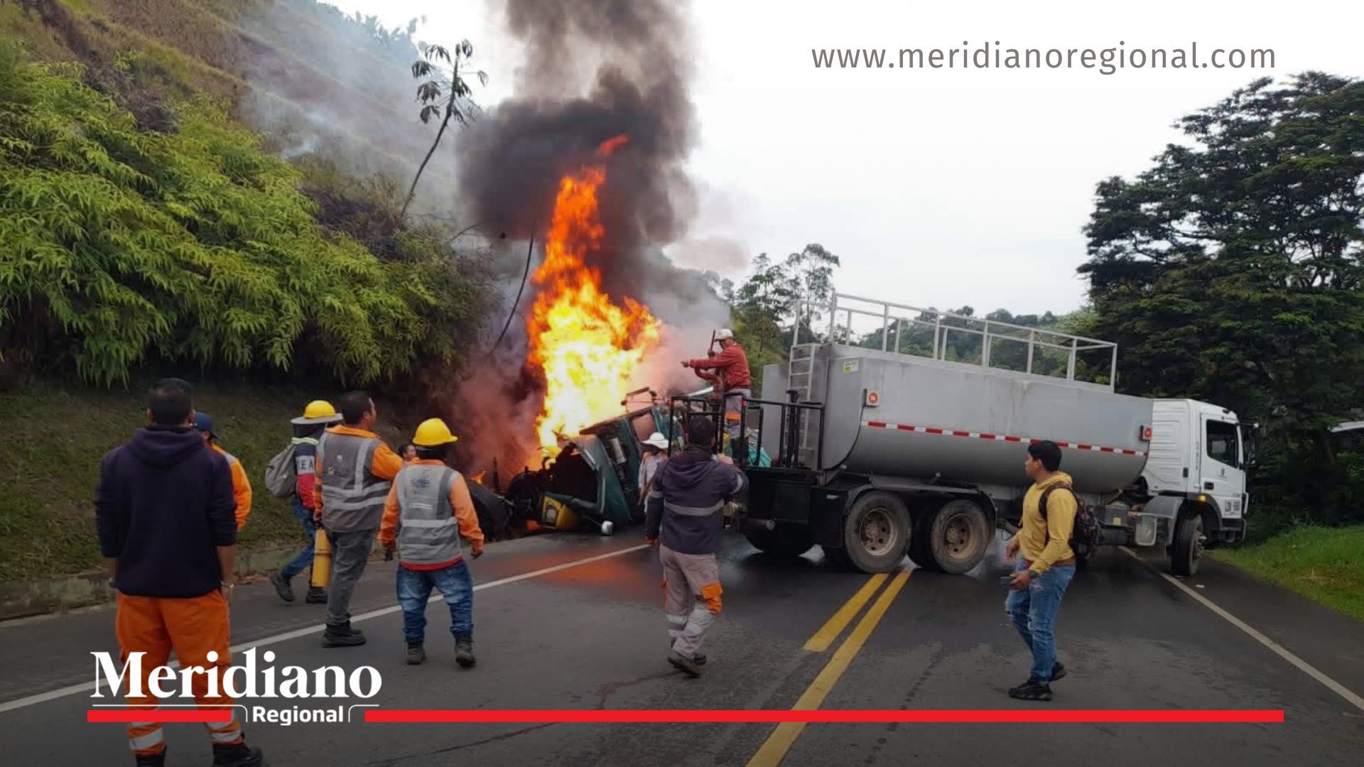 Camión de carga se incendió tras el accidente en la vía Panamericana, ocurrido en el sector Río Cabuyal, corregimiento de Pescador, Cauca. Organismos de emergencia atendieron la situación.