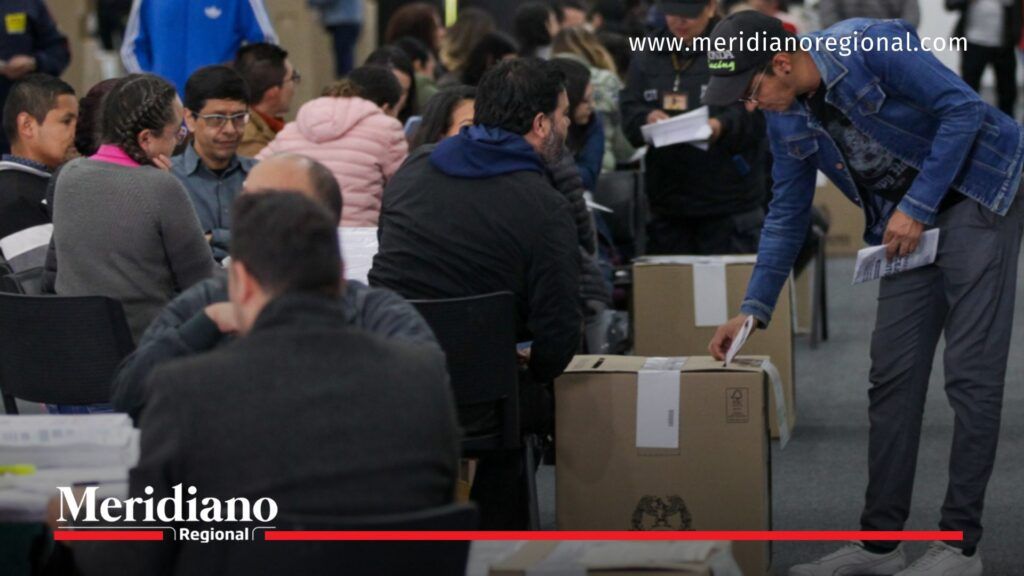 Jurados de votación durante jornada electoral en Colombia - Meridiano Regional Jurados de votación y ciudadanos participando en jornada electoral en Colombia