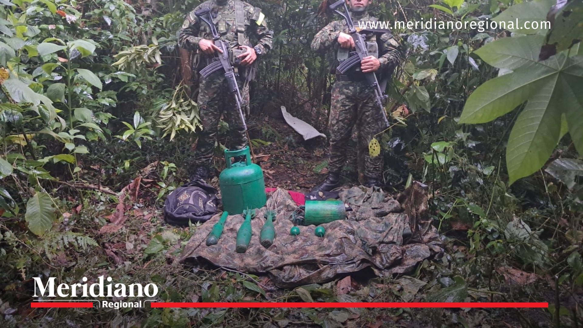 Soldados del Ejército Nacional custodian explosivos artesanales y drones incautados durante una operación militar en zona rural de Inzá, Cauca, contra el ELN.