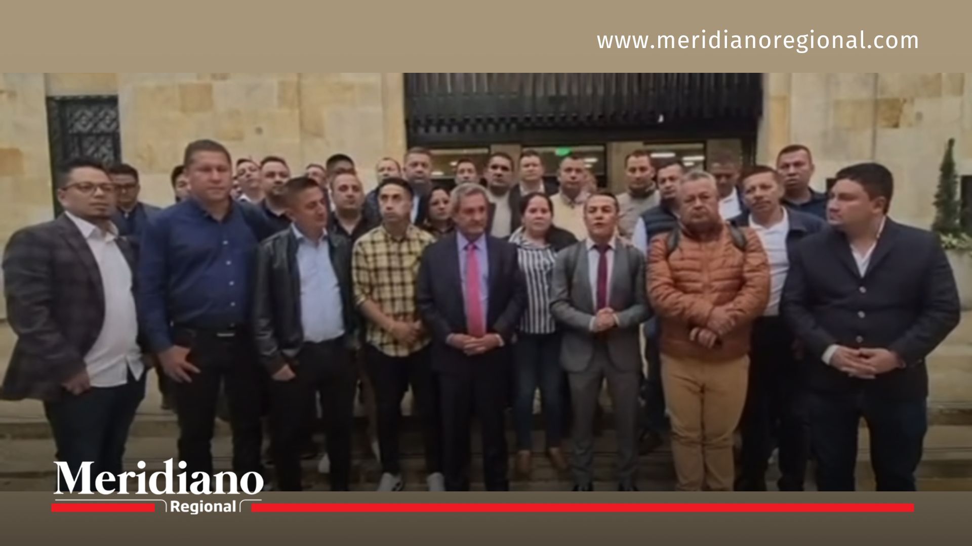 Alcaldes de diferentes municipios de Nariño durante su pronunciamiento en Bogotá, tras la reunión con el Ministerio de Hacienda por la crisis fiscal que afecta a los territorios.