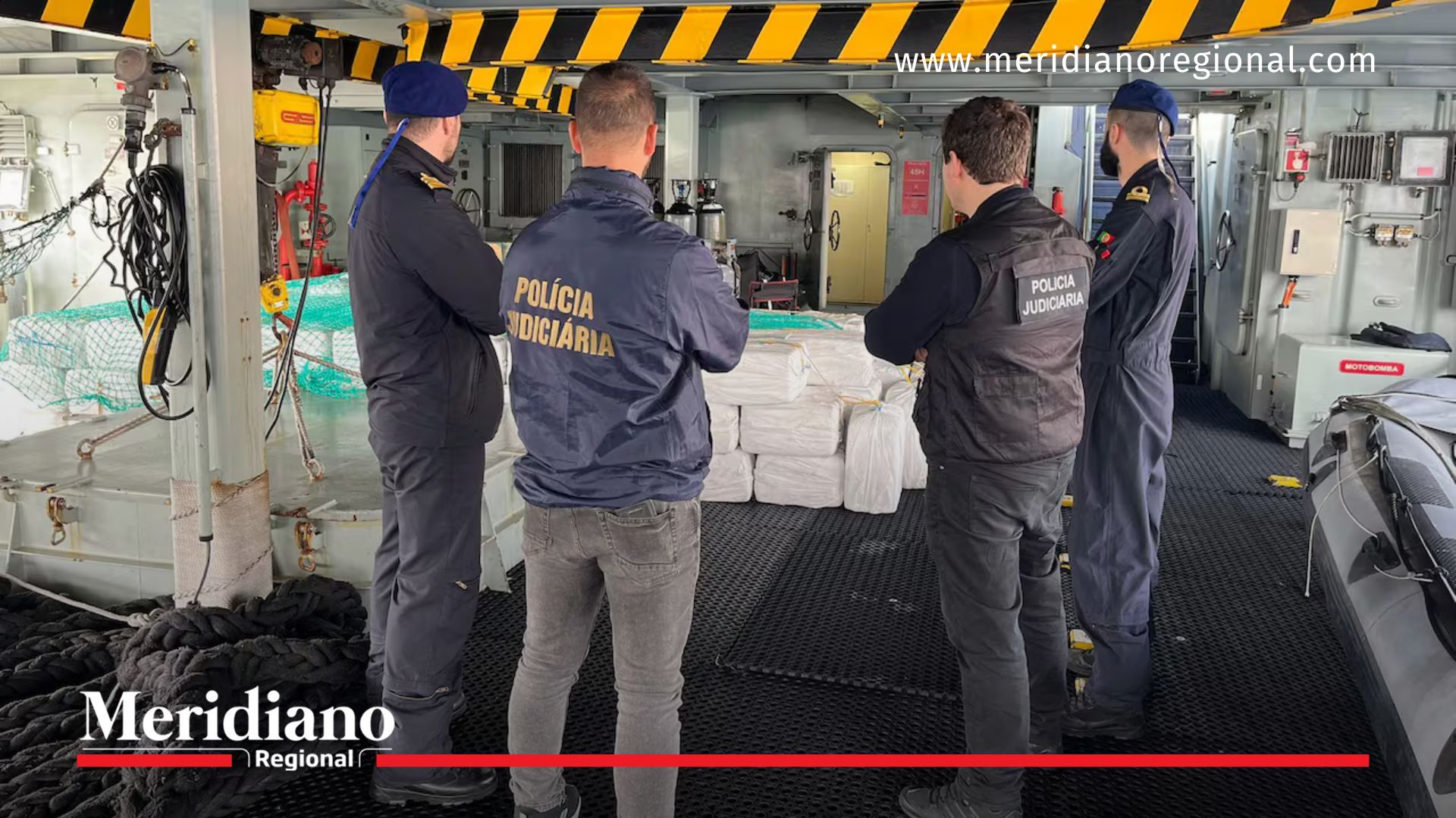 Fardos de cocaína incautados tras la interceptación de un narcosubmarino en Portugal, en un operativo que dejó tres colombianos capturados frente a las Azores.
