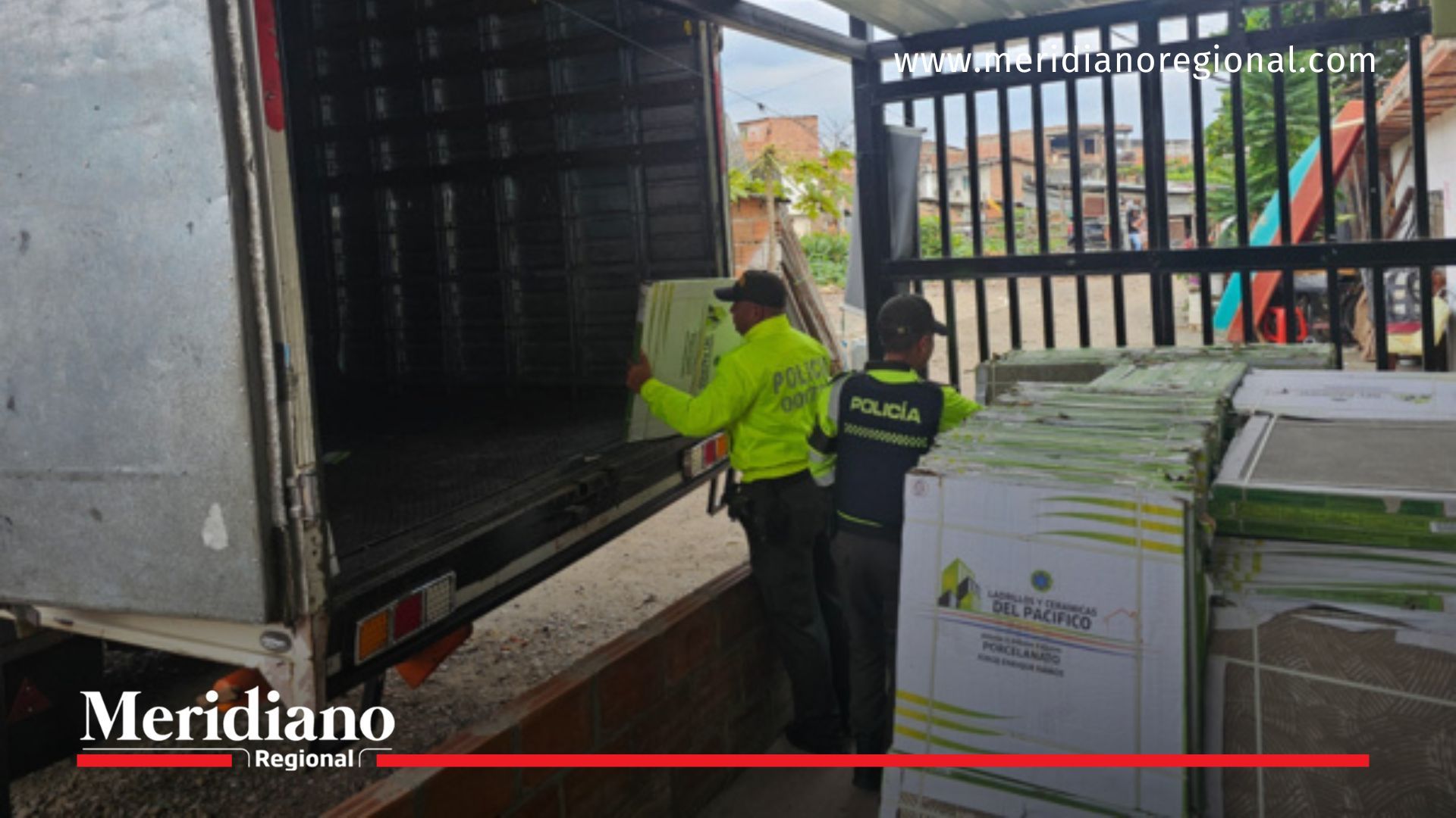 La Policía descarga las cajas de porcelanato recuperadas tras una estafa cometida en Villavicencio, durante un operativo en el oriente de Cali.