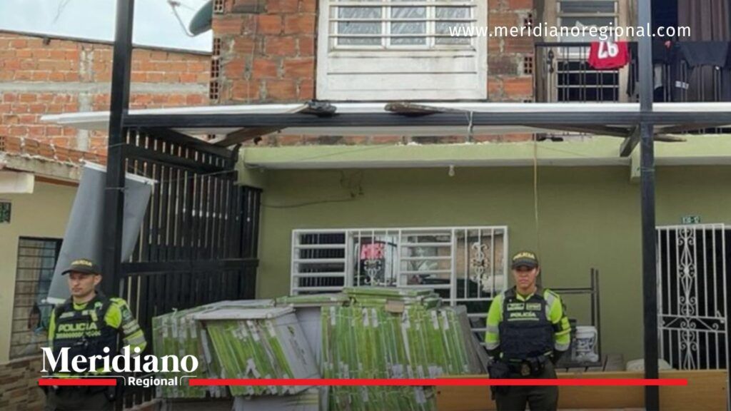 recuperan mercancía en Cali tras estafa, Policía custodia cajas de porcelanato recuperadas en el barrio Alfonso Bonilla Aragón