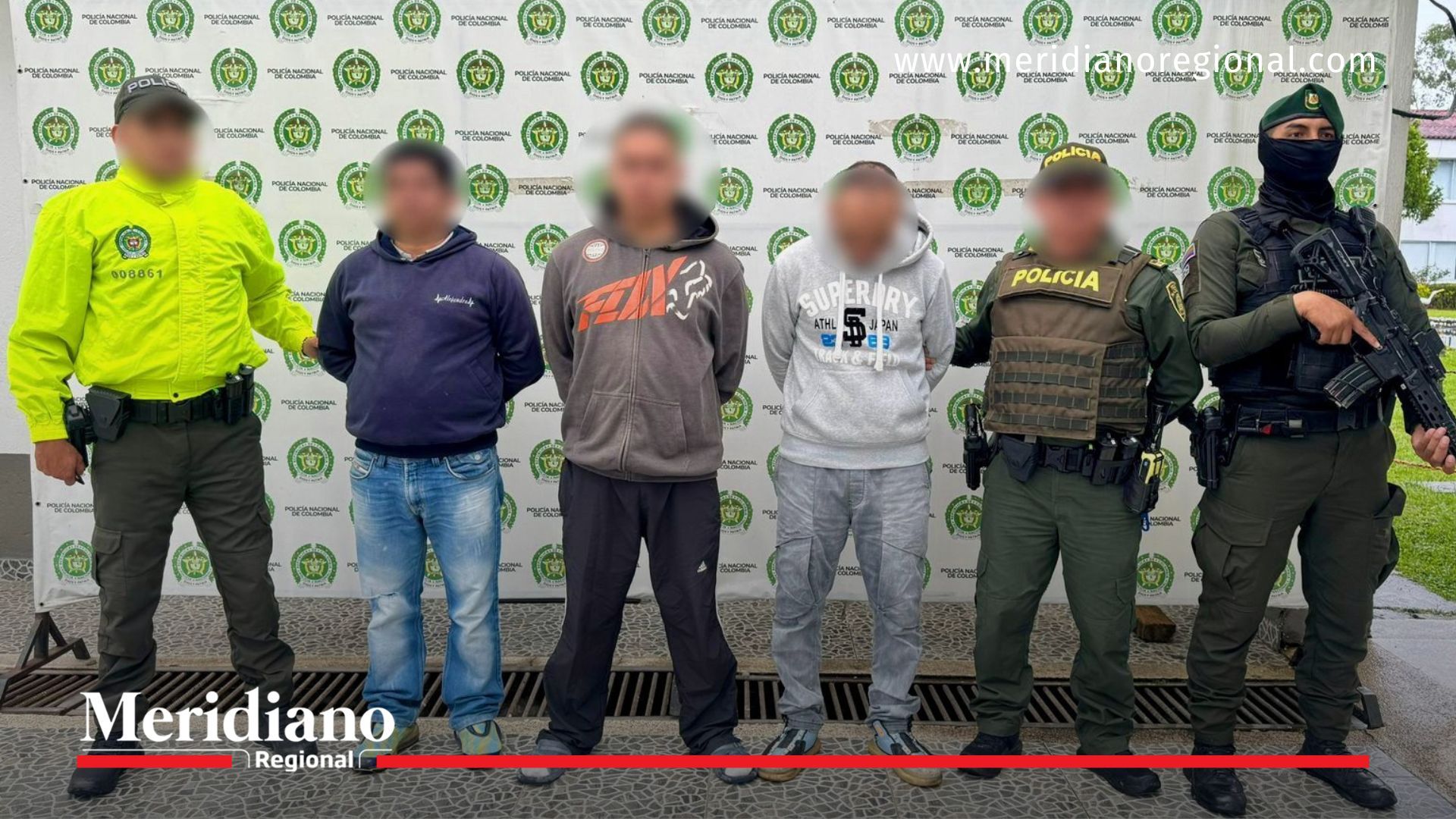 Autoridades presentan a los tres presuntos integrantes del grupo delincuencial “Los Farma”, capturados durante un operativo contra la distribución ilegal de medicamentos en Popayán.