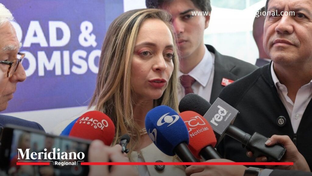 La senadora Ana Paola Agudelo ofrece declaraciones a medios de comunicación sobre temas políticos y económicos en el Congreso de la República.