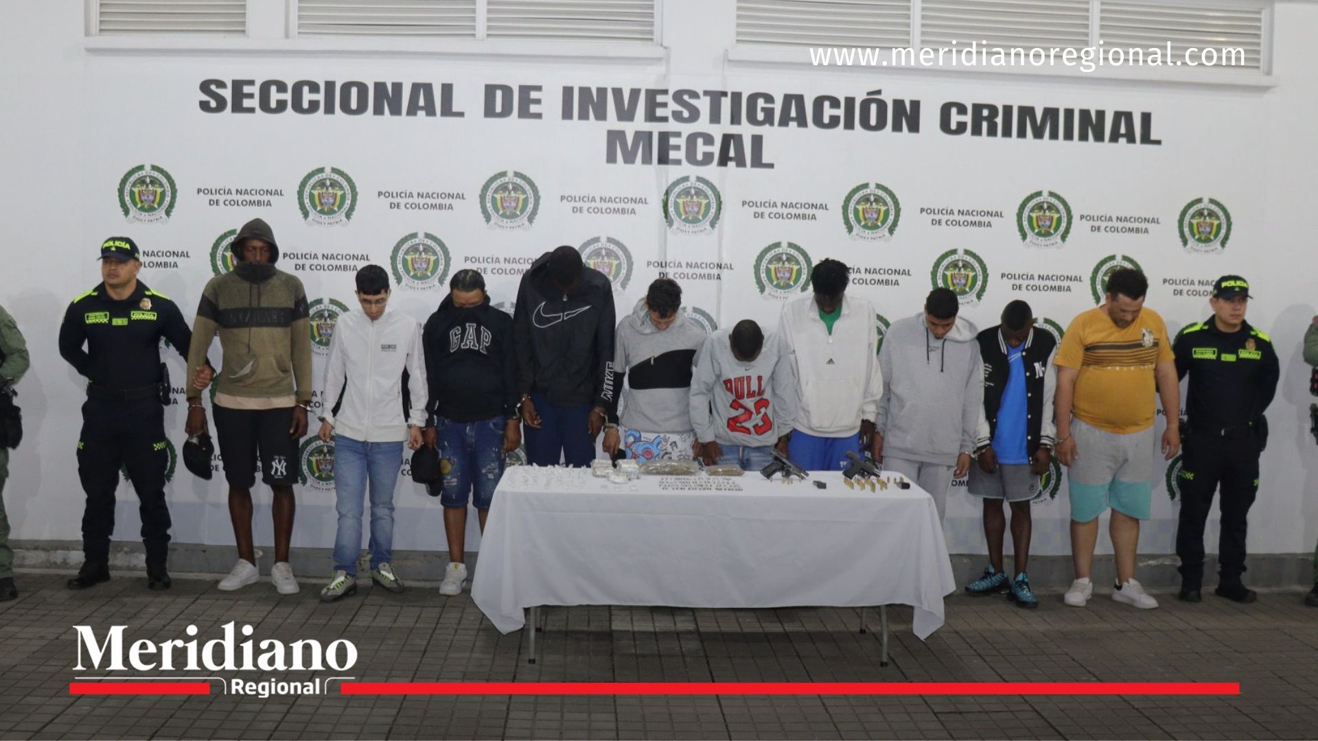 Autoridades presentan a varios de los capturados tras operativos contra el microtráfico en Cali, que permitieron desarticular dos bandas que operaban cerca de colegios y parques.