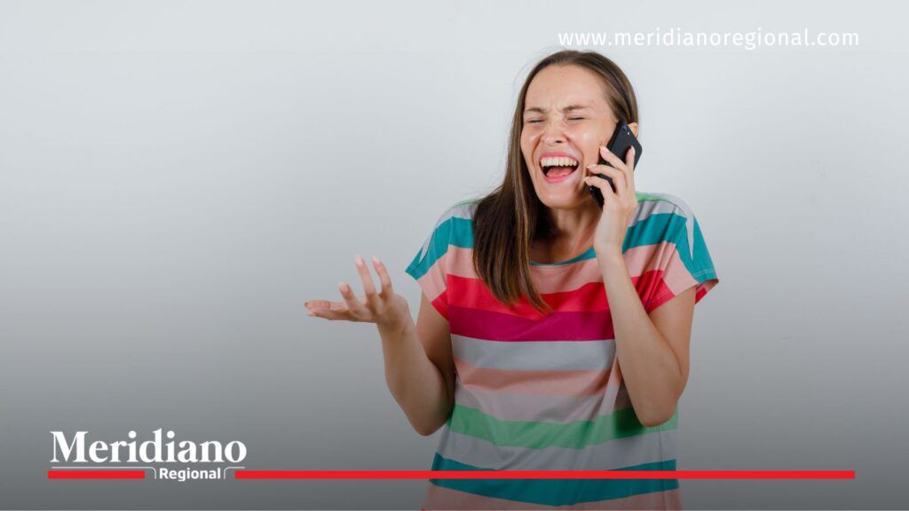 Acoso de call centers y llamadas constantes al celular - Meridiano Regional Acoso de call centers reflejado en una mujer molesta por llamadas constantes de empresas y telefonía móvil.