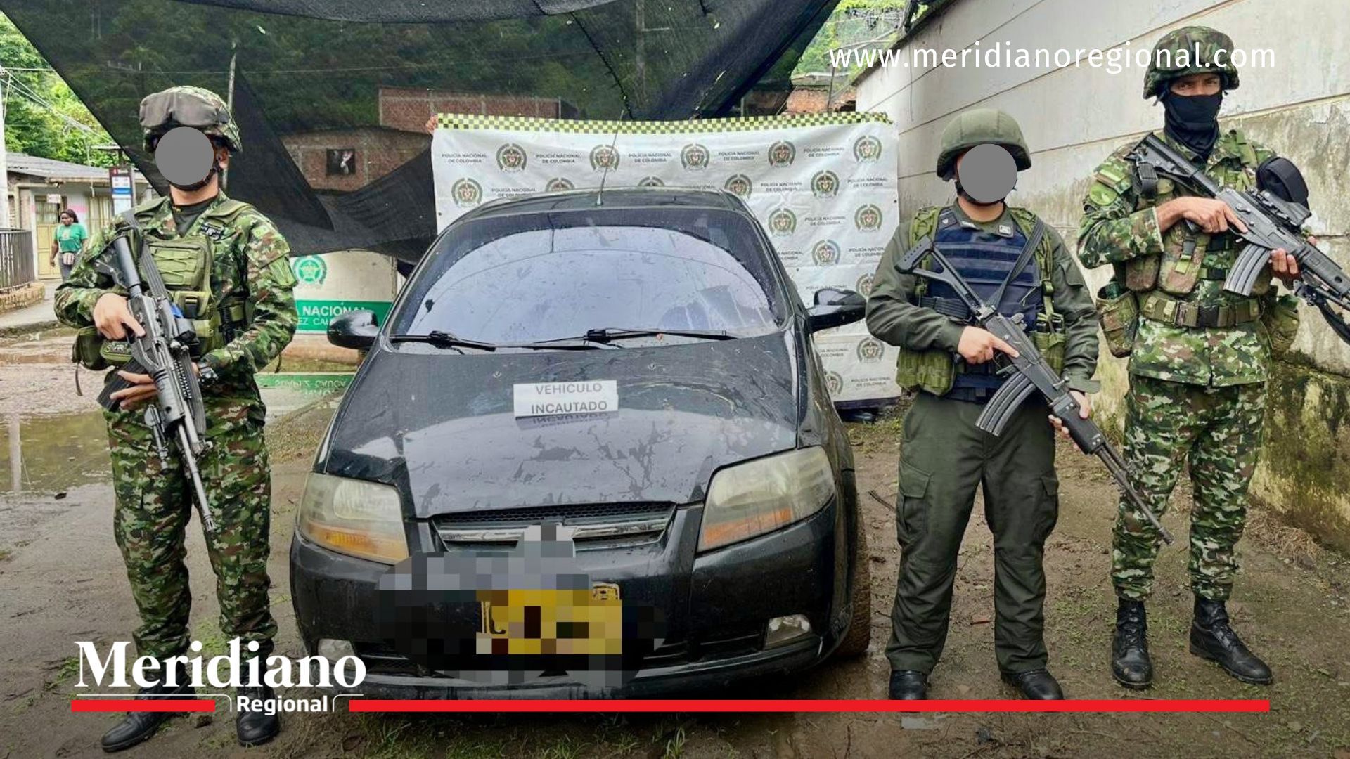 Soldados del Ejército Nacional custodian un vehículo recuperado durante operativos militares contra el hurto en el departamento del Cauca.