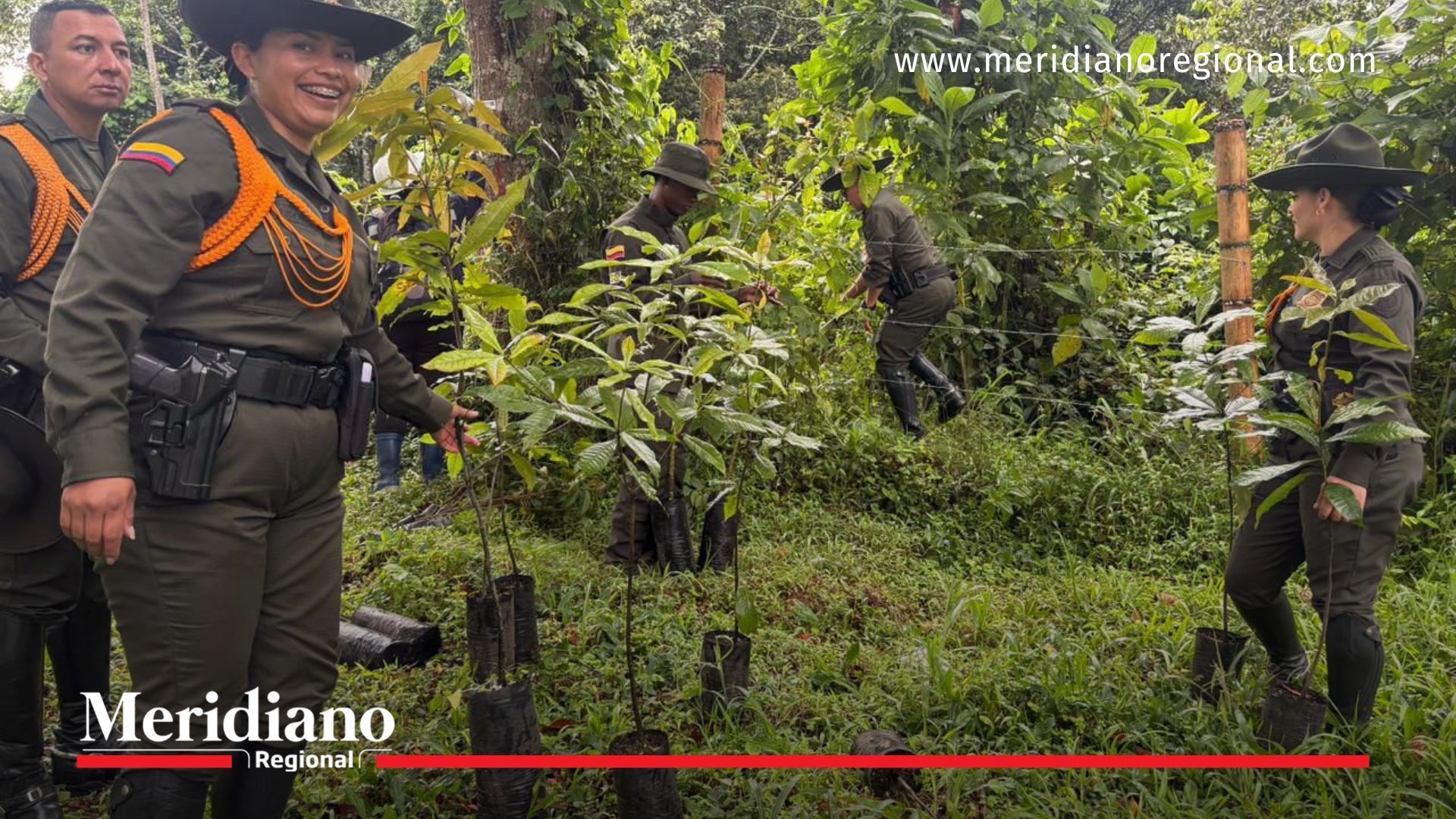 Integrantes de la Policía Metropolitana de Popayán participan en la jornada de siembra de 300 árboles realizada en el humedal de la ciudad, en conmemoración del Día Mundial de los Humedales.