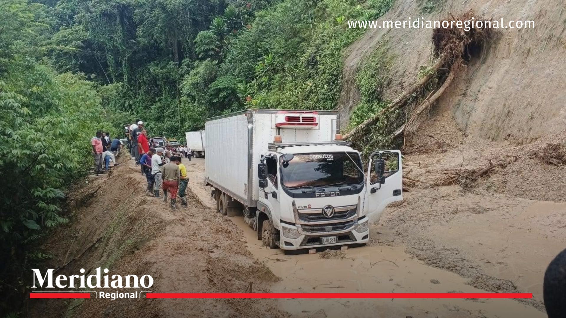 Camión atrapado por derrumbe vía Risaralda Chocó en la vereda Jamarraya tras fuertes lluvias