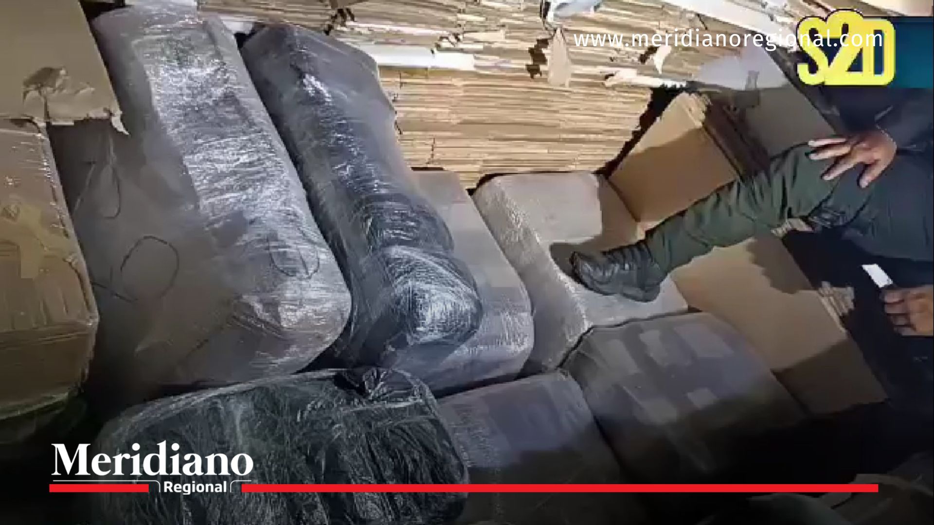 Paquetes de marihuana incautados durante el operativo de la Policía Nacional en la vía Villa Rica–Candelaria, que dejó tres personas capturadas.