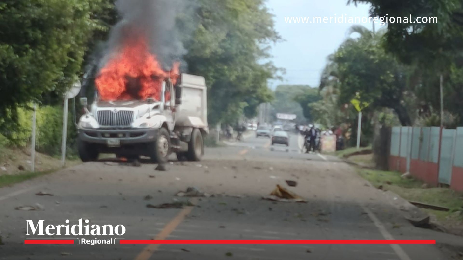 Volqueta ardiendo tras la explosión registrada en la vía Villa Rica – Caloto, en zona rural del municipio de Caloto, norte del Cauca.