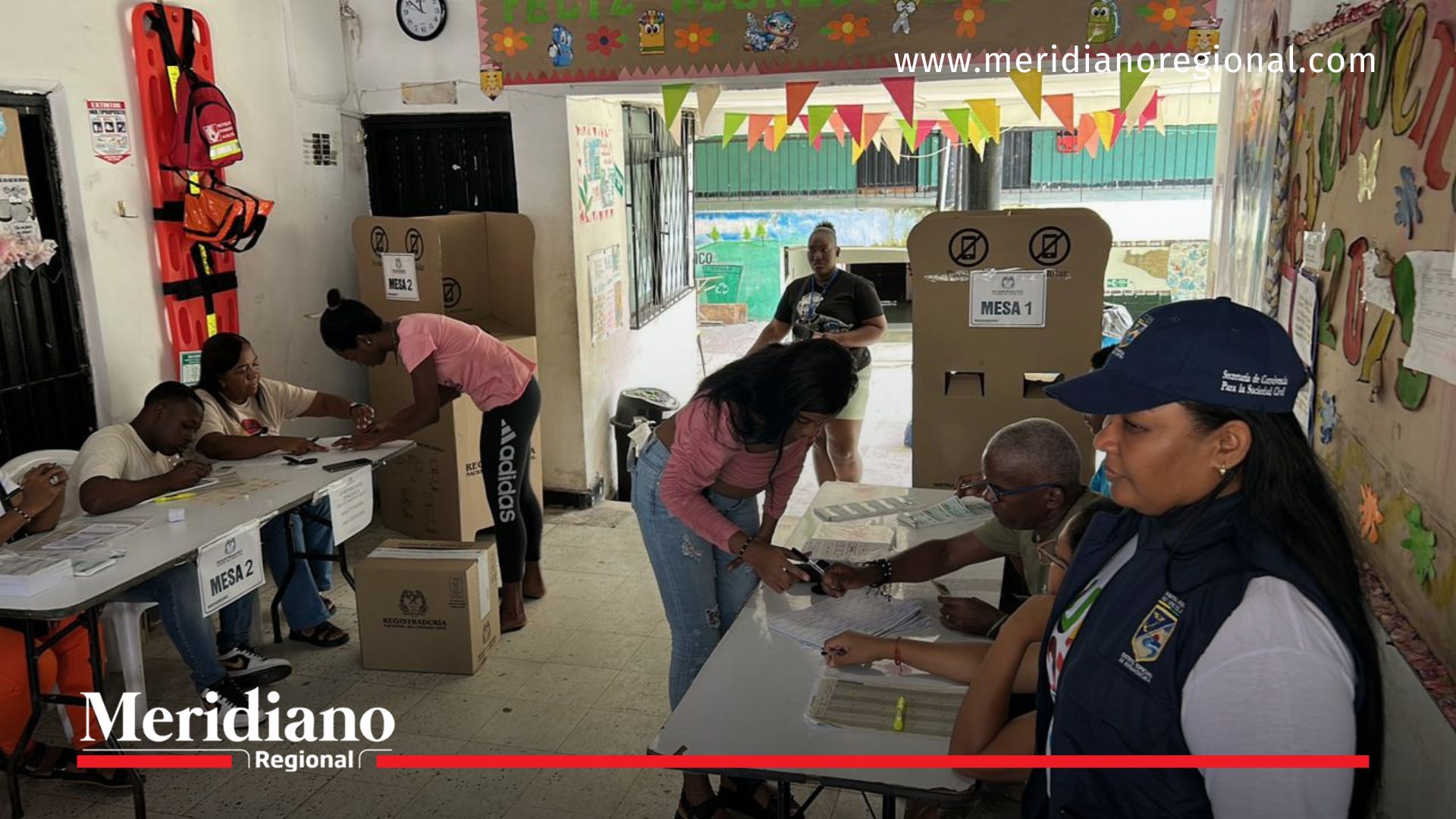 Ciudadanos participan en una jornada electoral en Buenaventura, en medio de alertas por riesgo electoral en Buenaventura, especialmente en zonas rurales del Distrito.