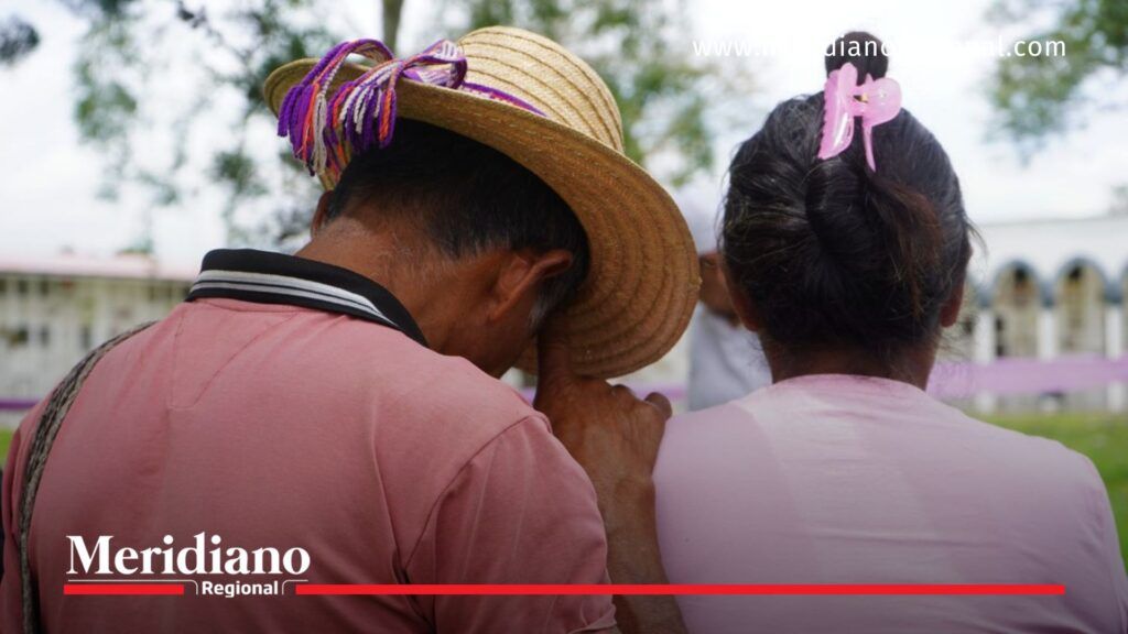 Familiares esperan la recuperación de cuerpos en Popayán durante exhumaciones en el Cementerio Central Católico