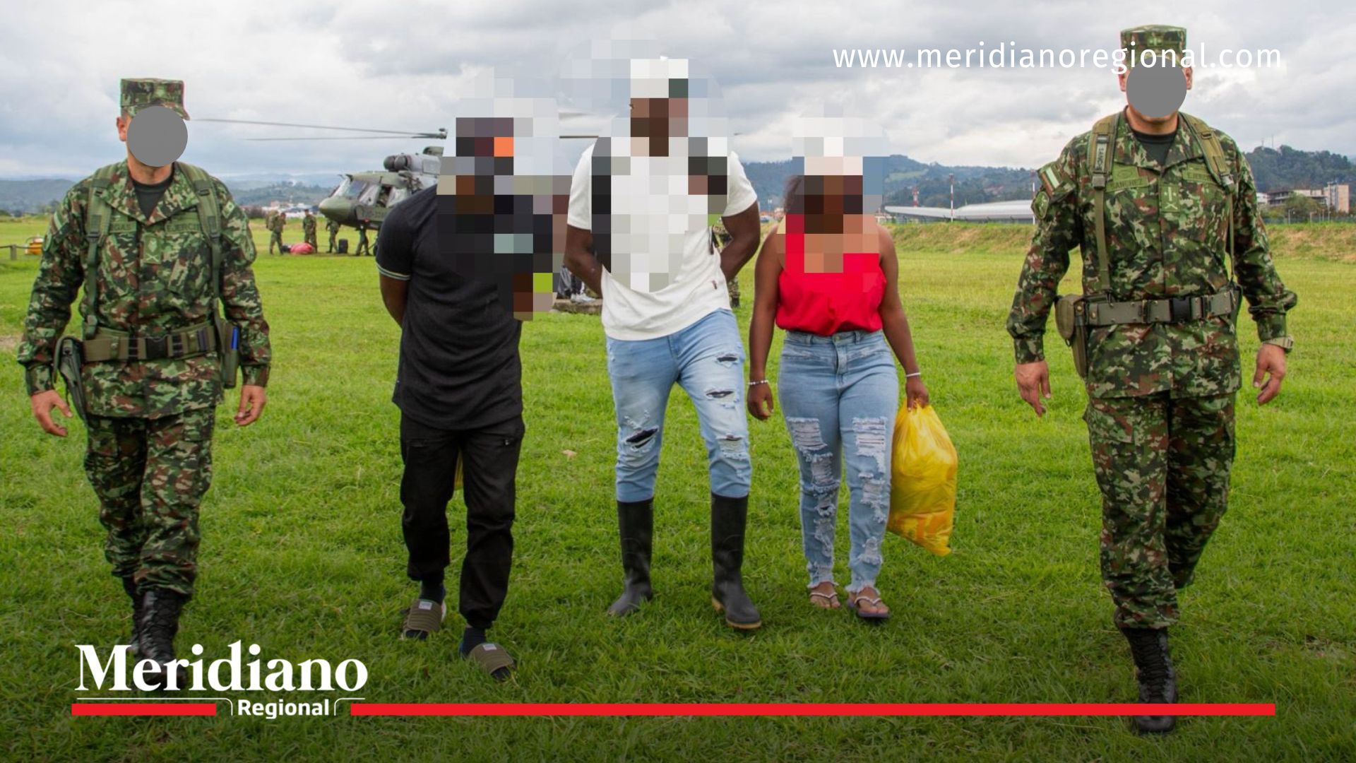 Autoridades acompañan a menores de edad recuperados durante un operativo de la Fuerza Pública contra estructuras armadas ilegales en el Pacífico colombiano.
