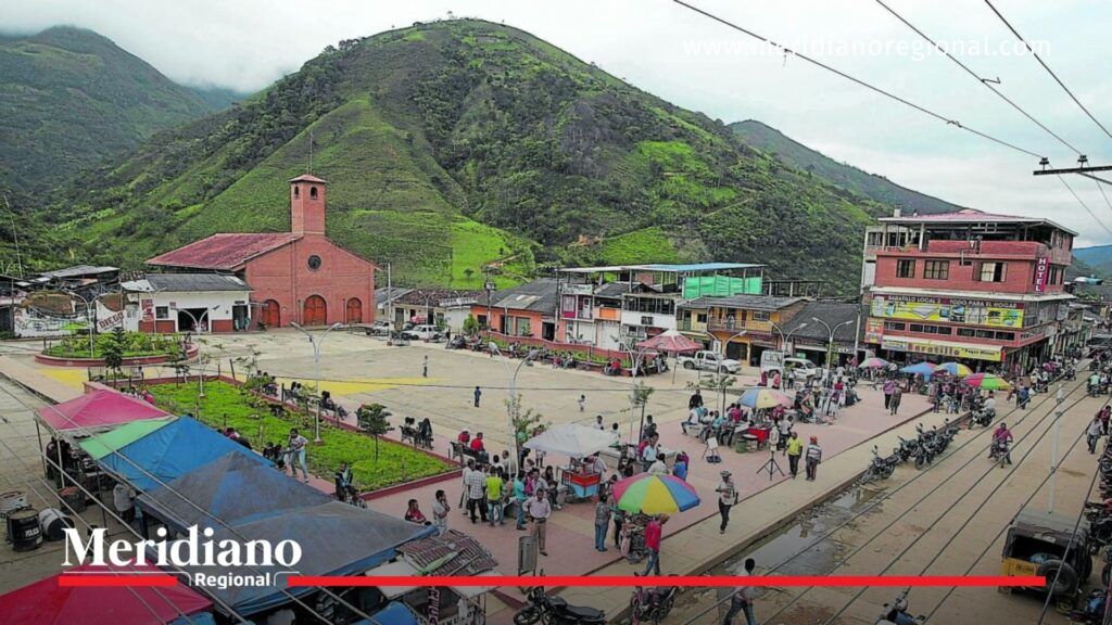 Combates en Argelia Cauca mantienen despliegue militar en zona urbana - Meridiano Regional combates en Argelia Cauca parque principal del municipio con presencia civil mientras el Ejército adelanta operaciones militares en zona rural