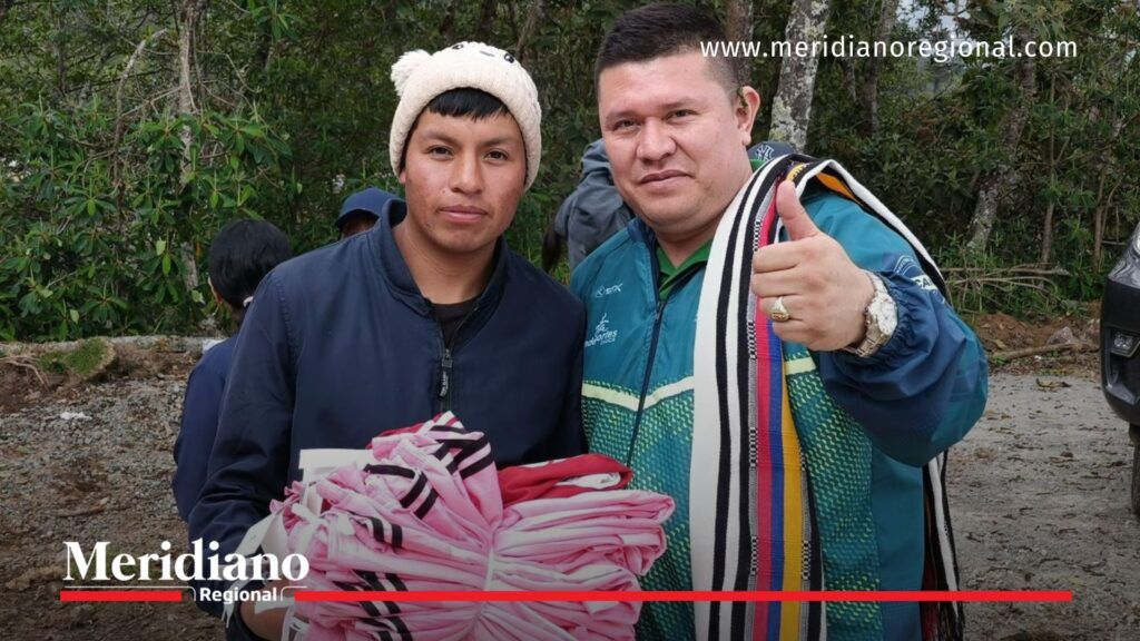 Eficiencia fiscal en Puracé impulsa inversión social - Meridiano Regional Alcaldía de Puracé entrega uniformes nuevos a joven de la comunidad como muestra de la eficiencia fiscal en Puracé y la inversión social.