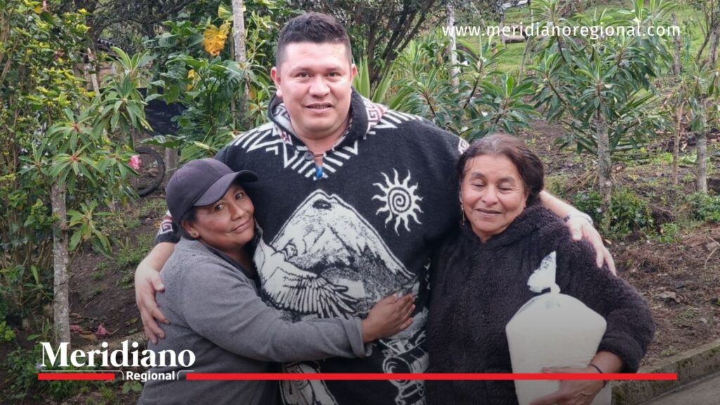 Eficiencia fiscal en Puracé fortalece bienestar comunitario - Meridiano Regional Autoridades municipales de Puracé junto a habitantes rurales, como muestra del impacto social de la eficiencia fiscal en Puracé.