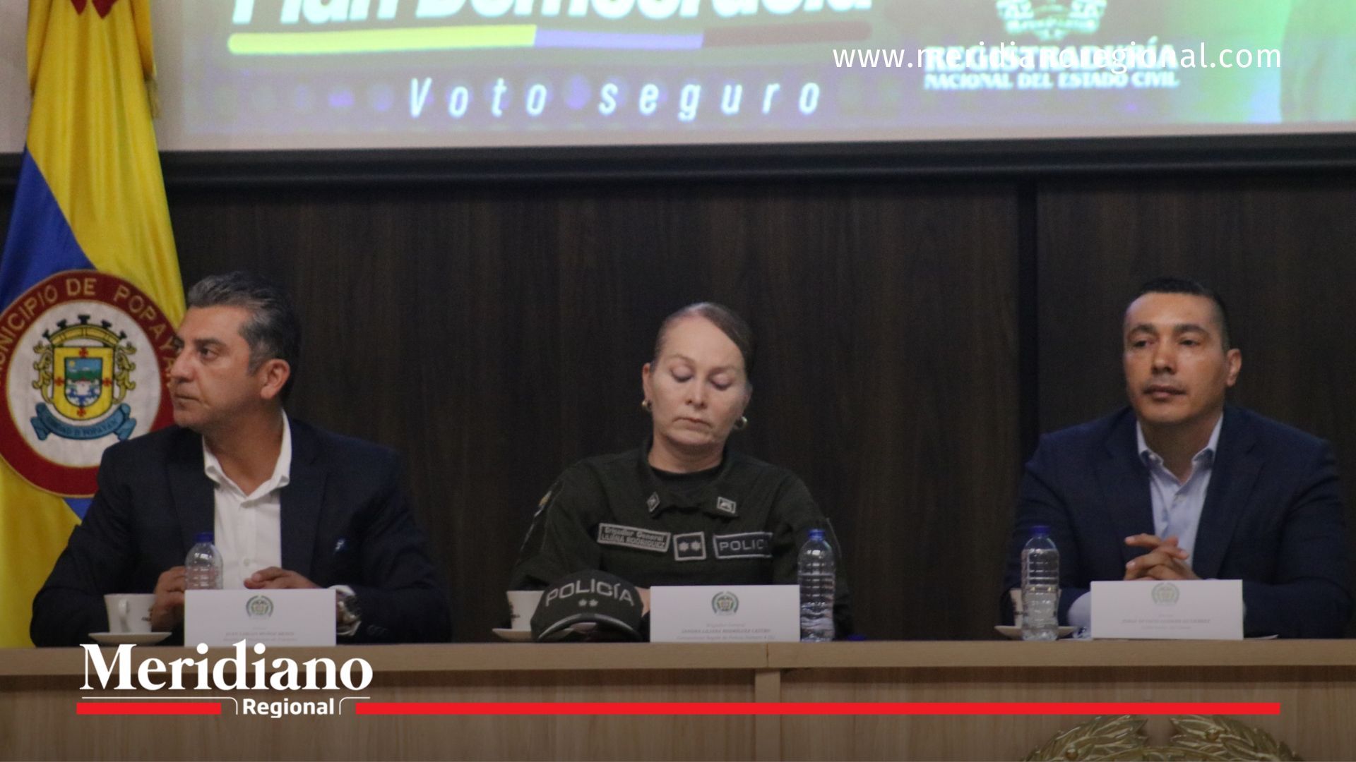 El alcalde de Popayán, el gobernador del Cauca y la comandante de la Policía Nacional durante la Cumbre Regional de Gobernadores y Alcaldes, donde se presentó el Plan Democracia 2026 para garantizar un voto seguro y transparente.