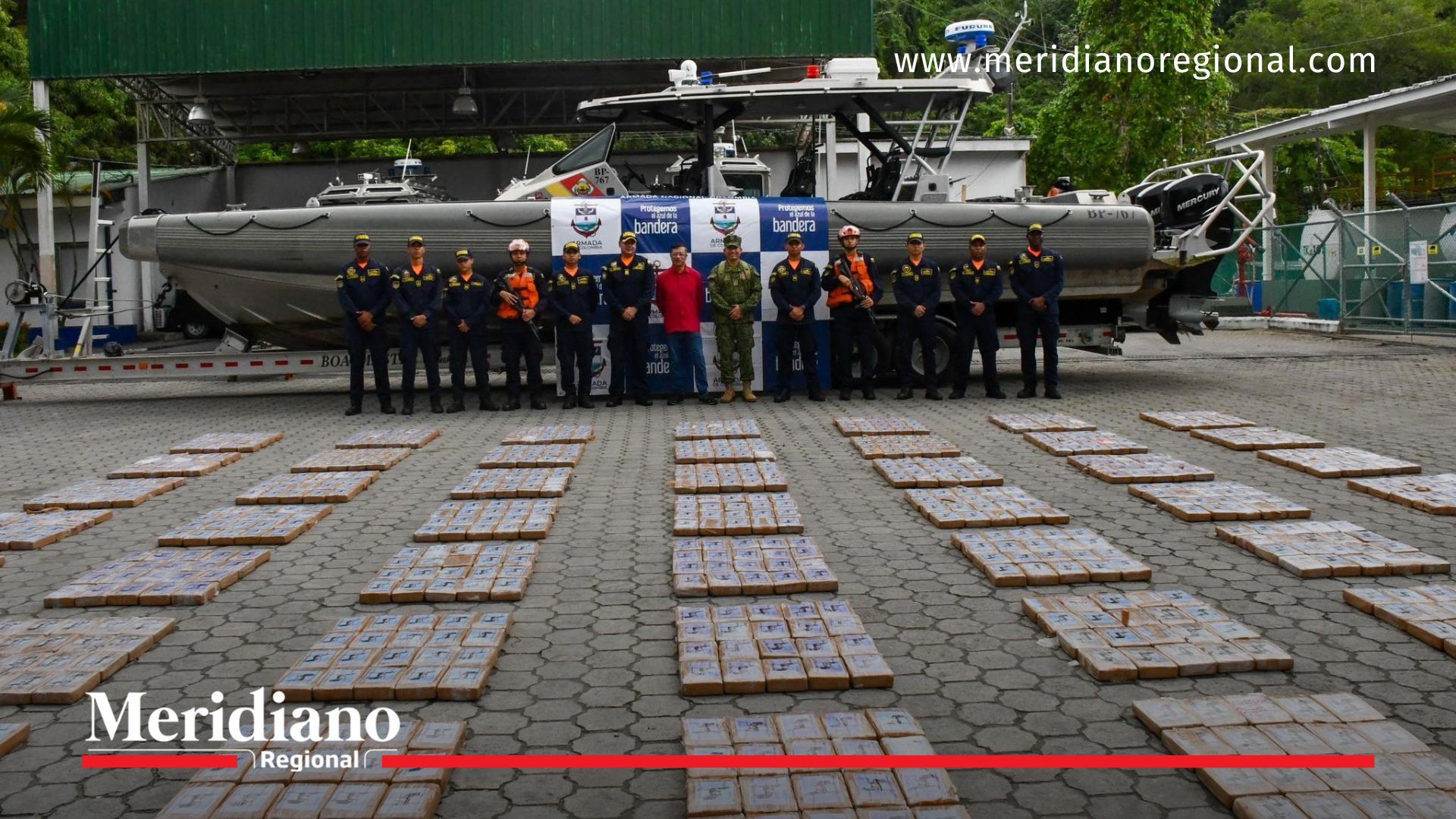 Uniformados de la Armada de Colombia presentan el cargamento de droga incautado durante una operación marítima en el Pacífico colombiano.