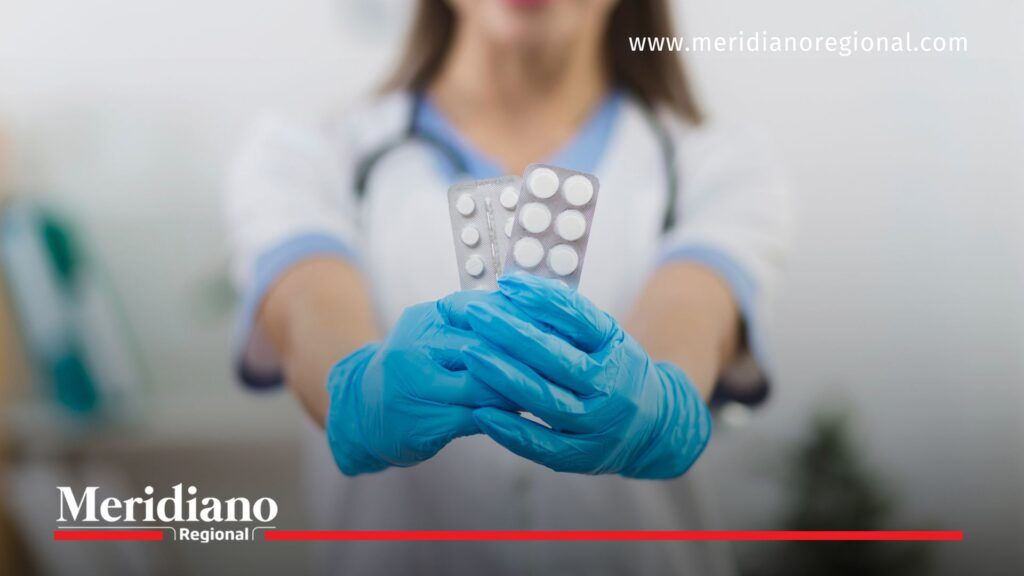 Entrega de medicamentos Nueva EPS con trabajadora de la salud entregando medicamentos en puntos Colsubsidio