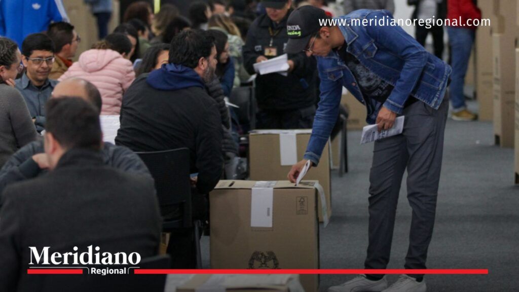 Personas votando en jornada electoral en medio de alerta por riesgo electoral en Cali y municipios del Valle del Cauca.