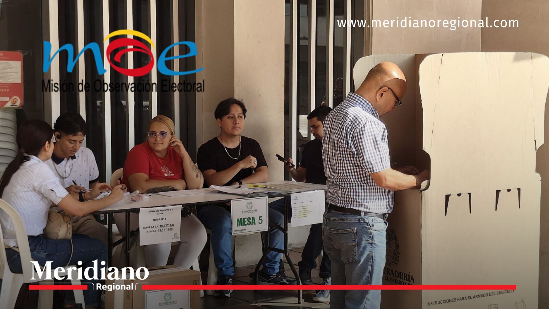 Ciudadano ejerce su derecho al voto en mesa de la Registraduría en Cali, en medio de las alertas por riesgo electoral en el Valle del Cauca.
