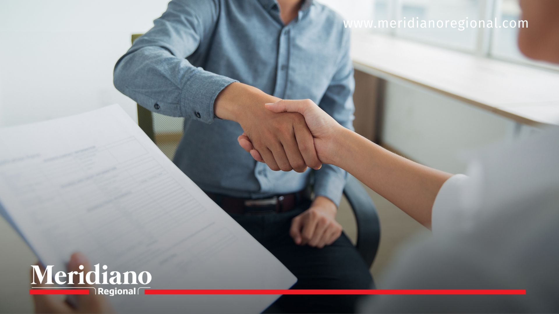 Imagen de referencia sobre firma de contratos en medio del aumento de la contratación directa reportado por la Contraloría.