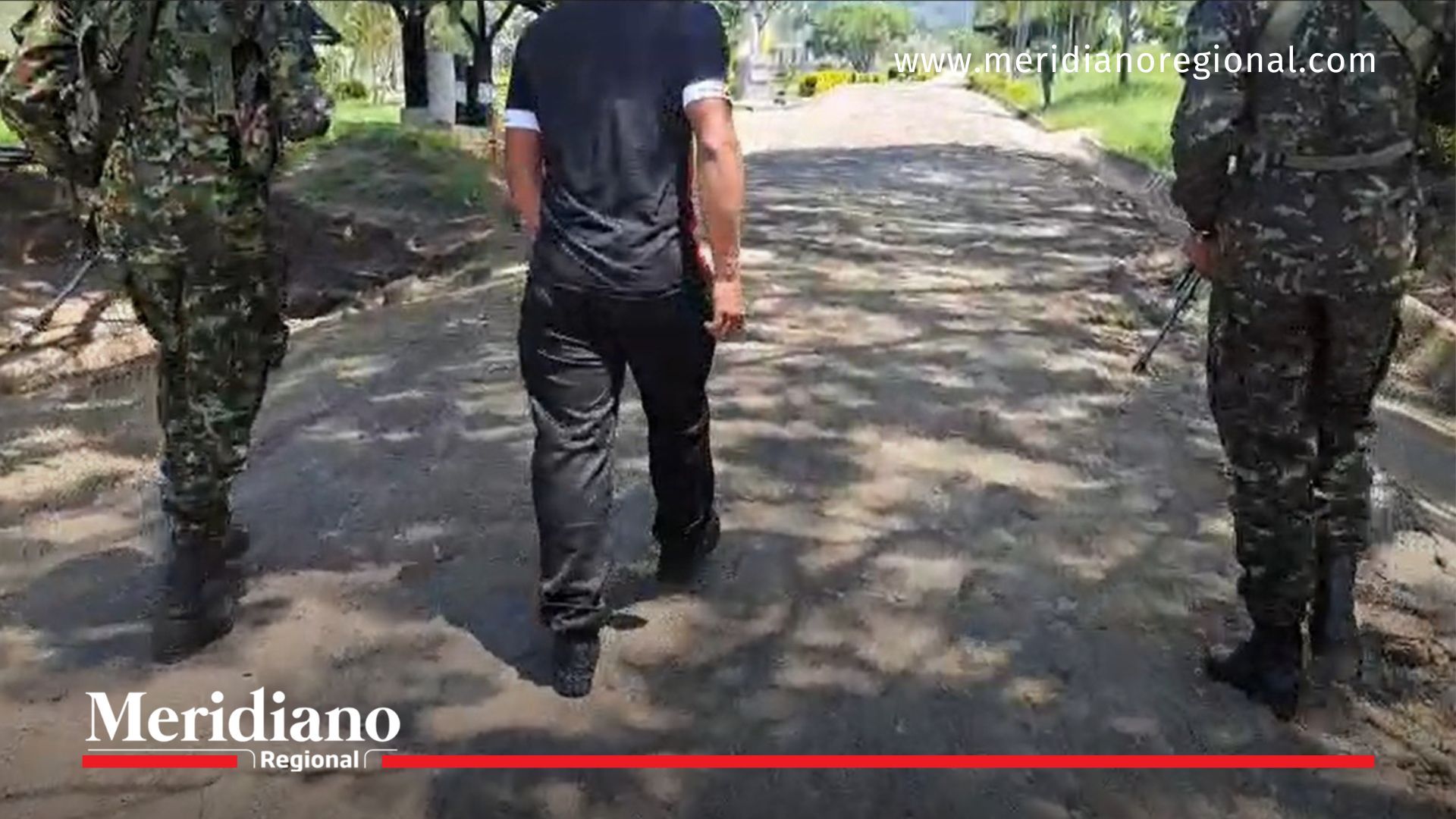 Momento en que el explosivista disidencias Farc es acompañado por tropas del Ejército Nacional tras su entrega voluntaria en Garzón Huila.