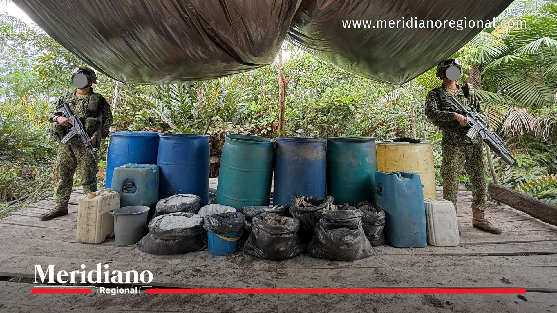 Soldados junto a insumos incautados en laboratorios de coca en Nariño y Cauca durante operativo contra el narcotráfico en el Pacífico
