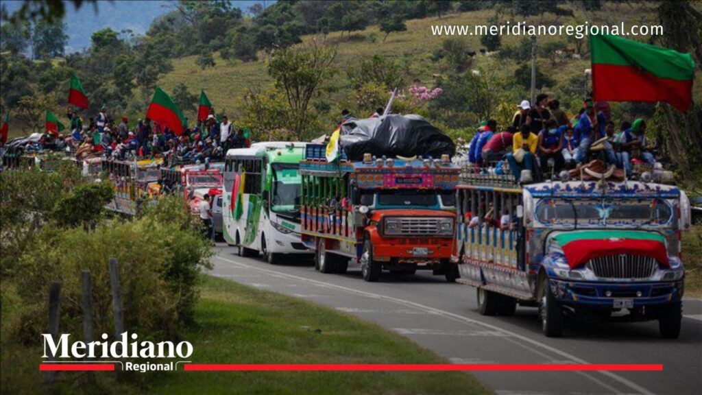 Indígenas llegan a Bogotá en medio de Alocución presidencial - Meridiano Regional Indígenas viajando en chivas hacia Bogotá antes de la Alocución presidencial del presidente Petro sobre el salario mínimo vital