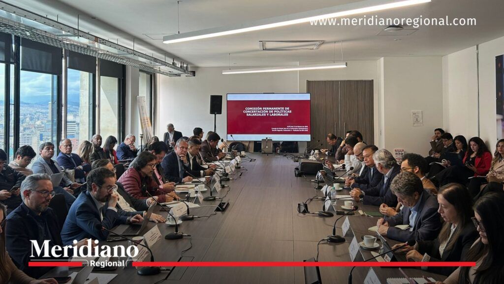 Imagen de la sesión de la Comisión Permanente de Concertación de Políticas Salariales y Laborales, realizada en el Ministerio de Trabajo en Bogotá. En la reunión participaron delegados del Gobierno nacional, gremios empresariales y representantes sindicales para analizar el futuro del salario mínimo 2026 tras la suspensión del decreto por parte del Consejo de Estado.