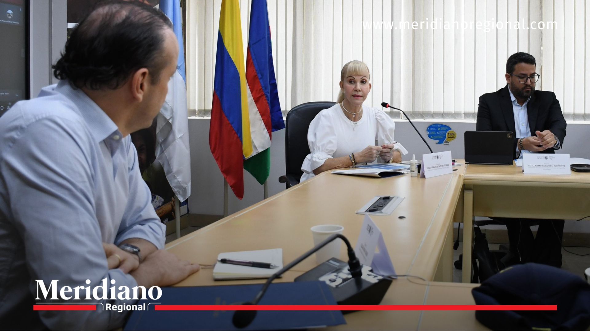 La gobernadora Dilian Francisca Toro y el alcalde Alejandro Eder durante el Consejo Extraordinario donde anunciaron megatomas en Cali para enfrentar la violencia.