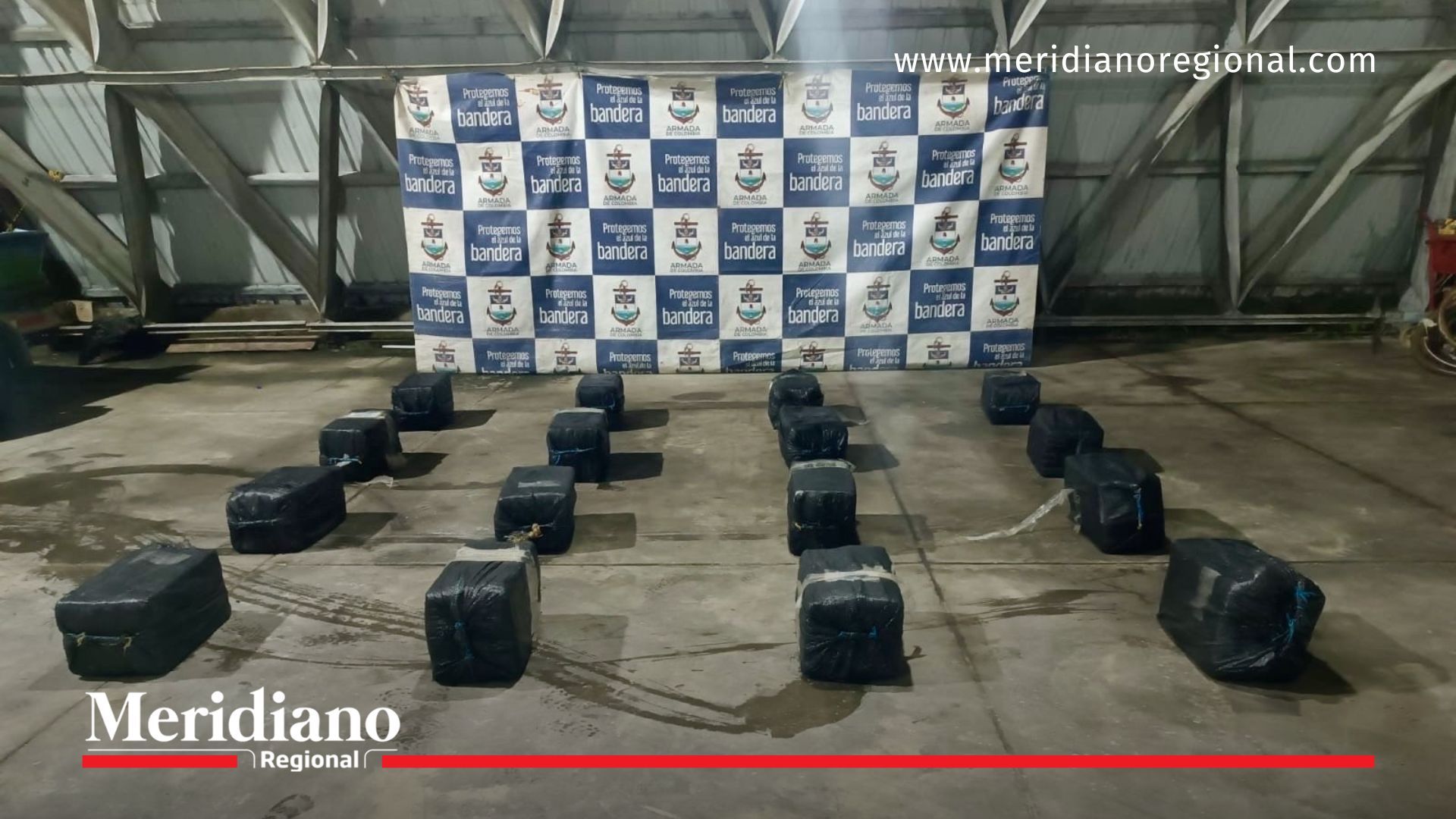 Paquetes de droga exhibidos tras Incautación de cocaína en el Pacífico realizada por la Armada cerca de Buenaventura.