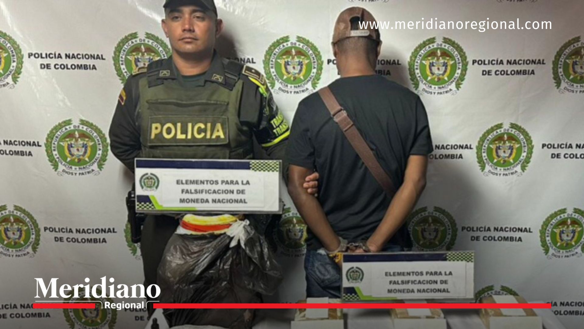 Autoridades presentan al capturado por transportar $330 millones en billetes falsos en Palmira. El operativo se realizó en vía hacia Medellín.