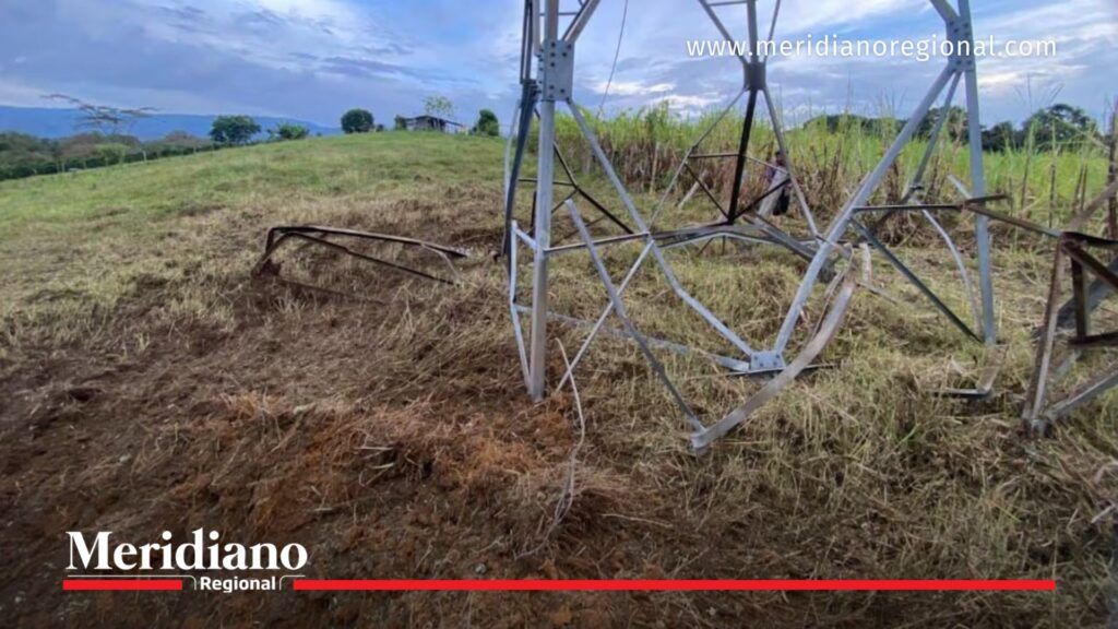 Torre de energía afectada tras ataque a la red eléctrica en Cajibío, Cauca, con estructura metálica dañada en zona rural.