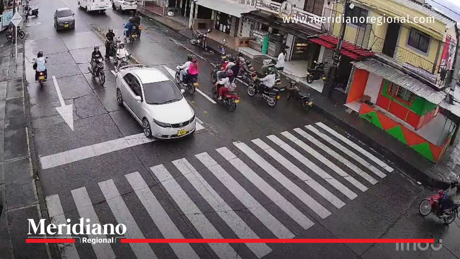 video de accidente en Popayán en intersección con motocicleta y vehículo blanco antes del siniestro vial