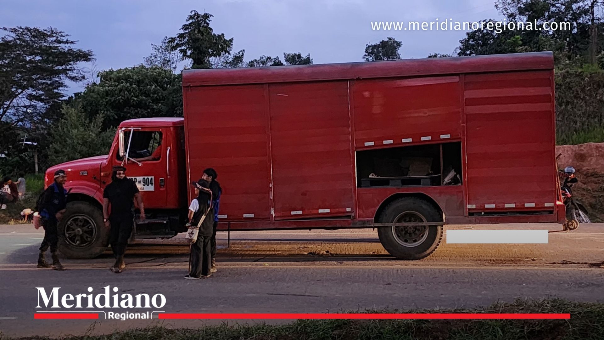 Guardia indígena en Caldono junto al camión de gaseosas recuperado en la vía Panamericana del Cauca.