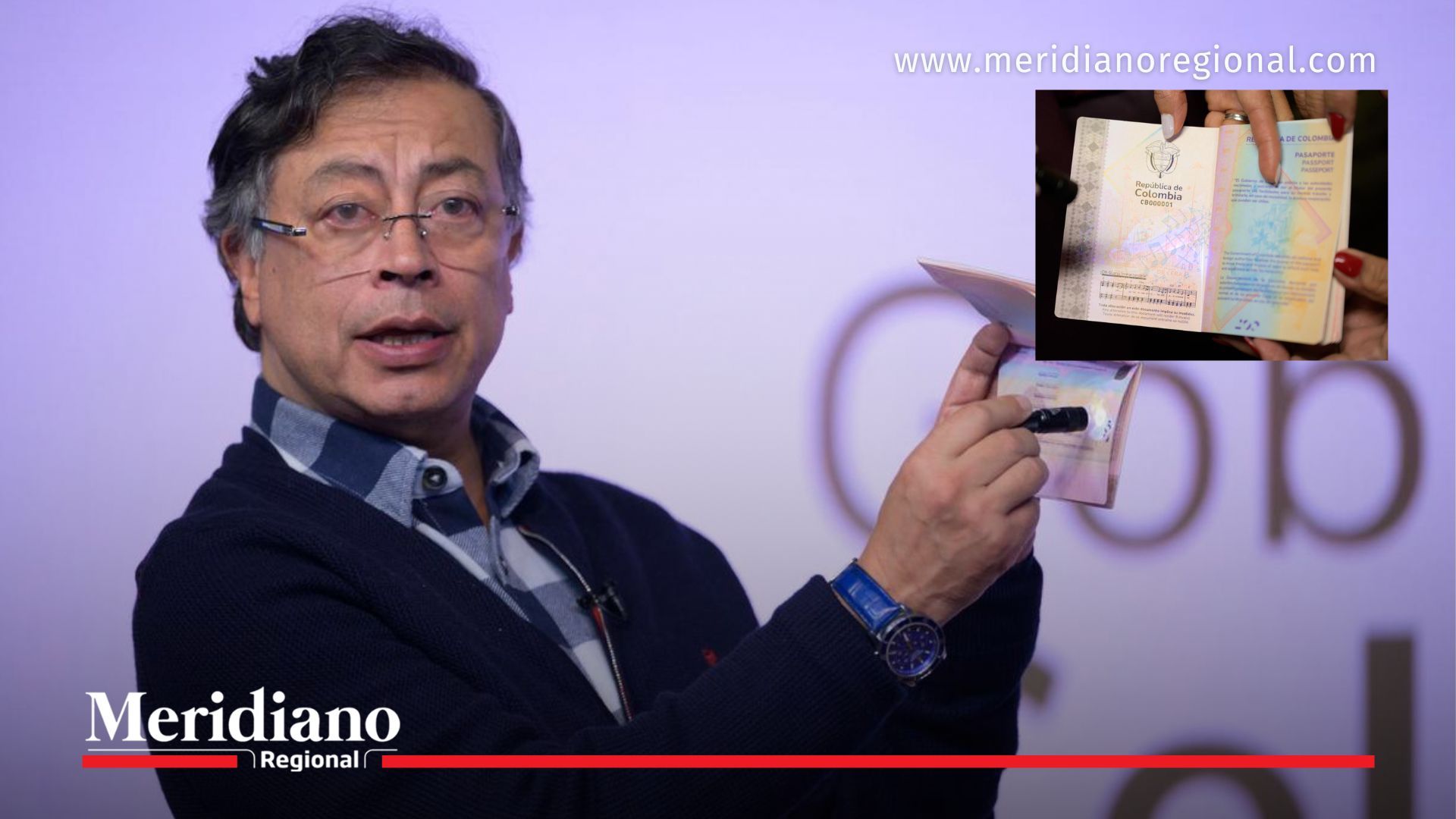 El presidente Gustavo Petro muestra el nuevo pasaporte colombiano utilizando luz ultravioleta para evidenciar los sistemas de seguridad incorporados en el documento.