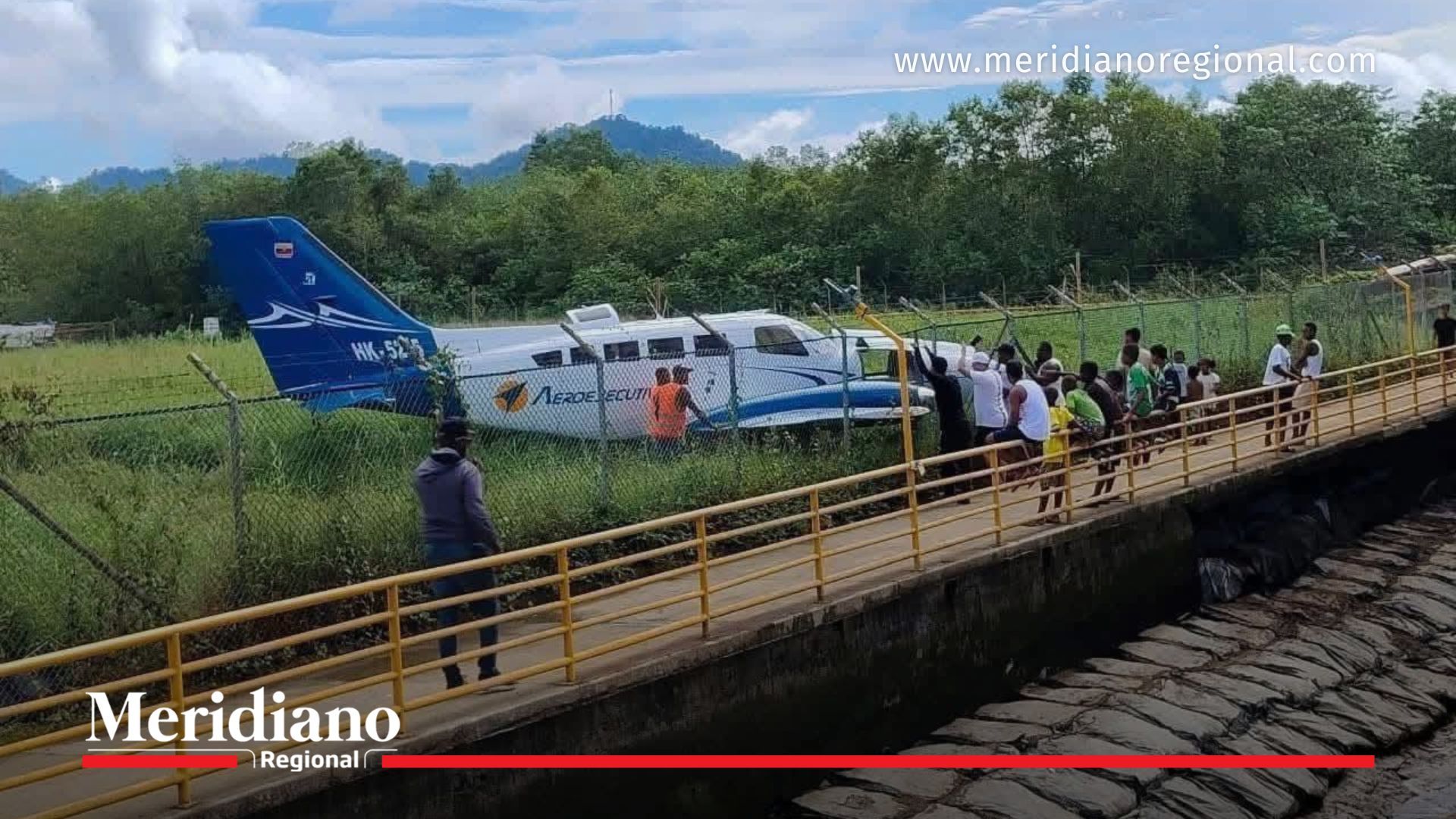 Avioneta que sufrió excursión de pista en el Aeropuerto Reyes Murillo tras el incidente aéreo en Nuquí. Los siete ocupantes resultaron ilesos.