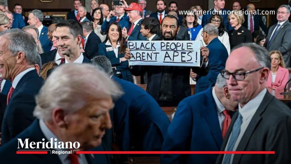 discurso trump - protesta en el congreso de estados unidos - congresista con cartel durante estado de la union