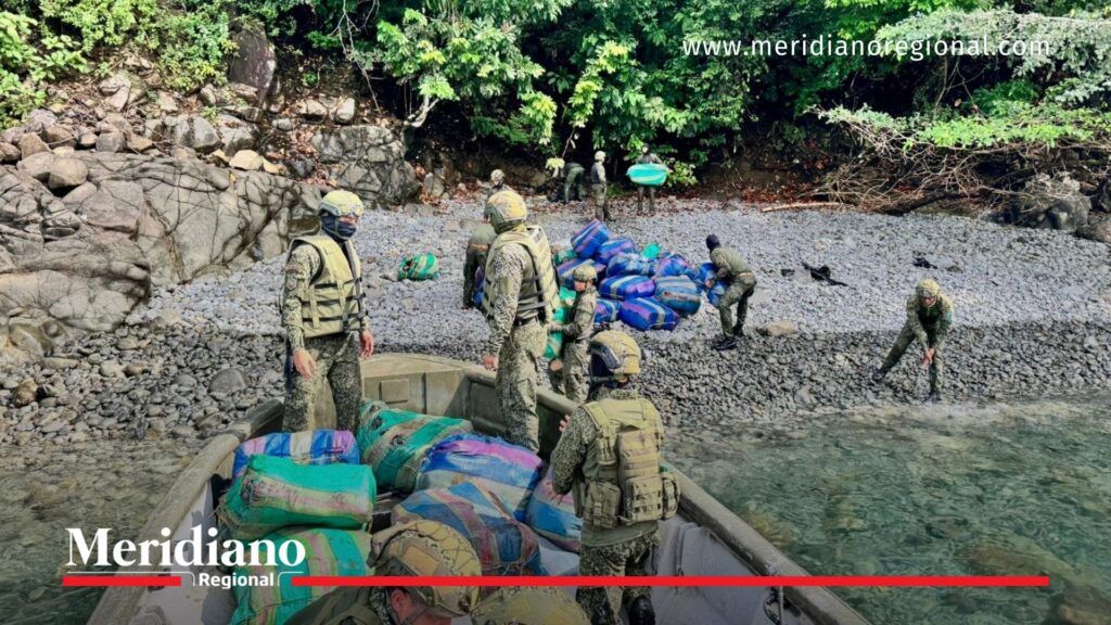 Soldados de la Armada de Colombia descargan marihuana incautada durante golpe al Clan del Golfo en Chocó en Bahía Cupica.