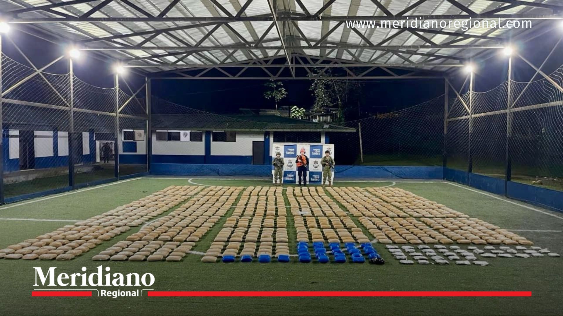 Paquetes de marihuana incautados en golpe al Clan del Golfo en Chocó exhibidos por la Armada de Colombia.