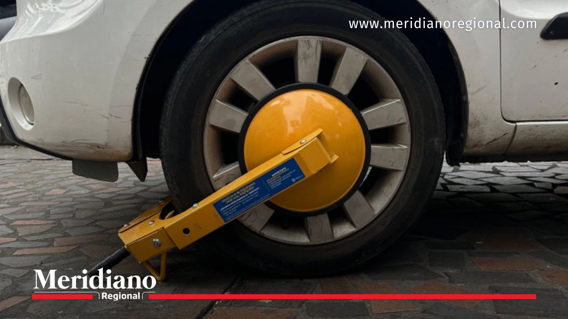 Cepo en vehículo mal estacionado en Cali durante operativo de control vial 2026.