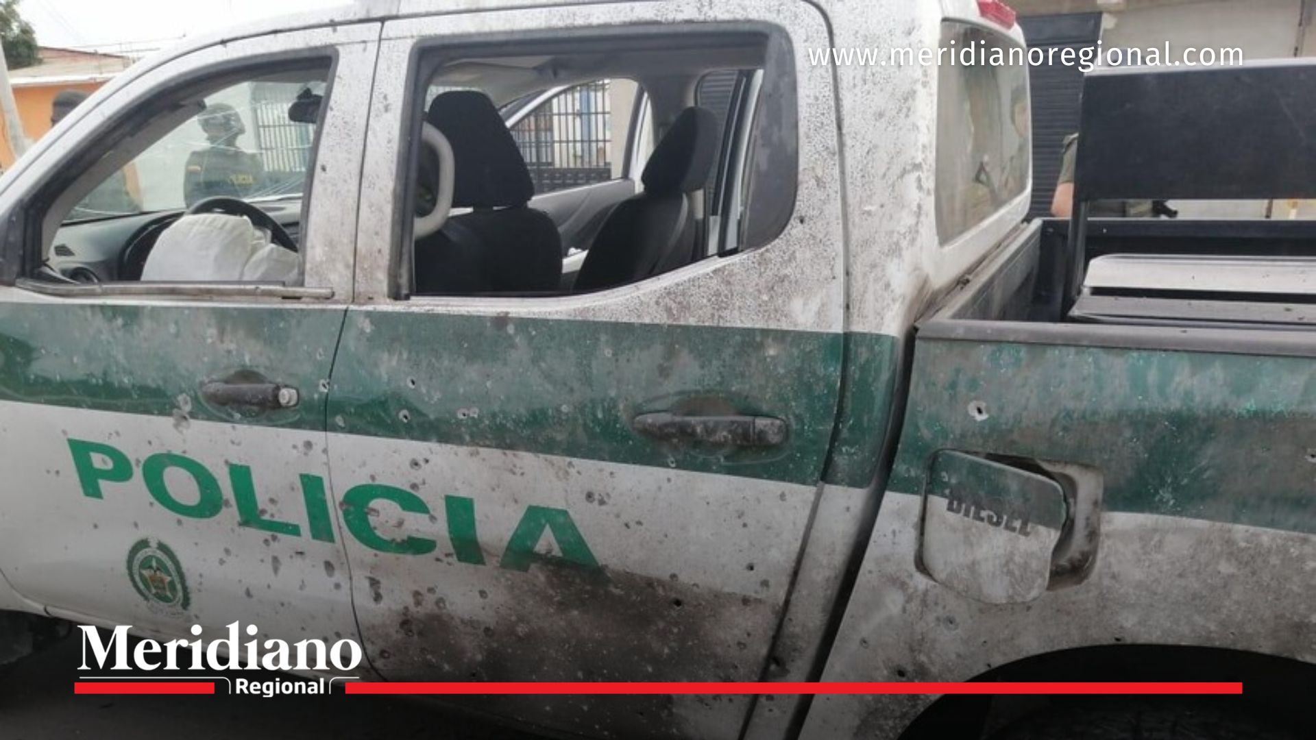 Vehículo oficial de la Policía Nacional afectado tras el atentado en El Rosario, Nariño.