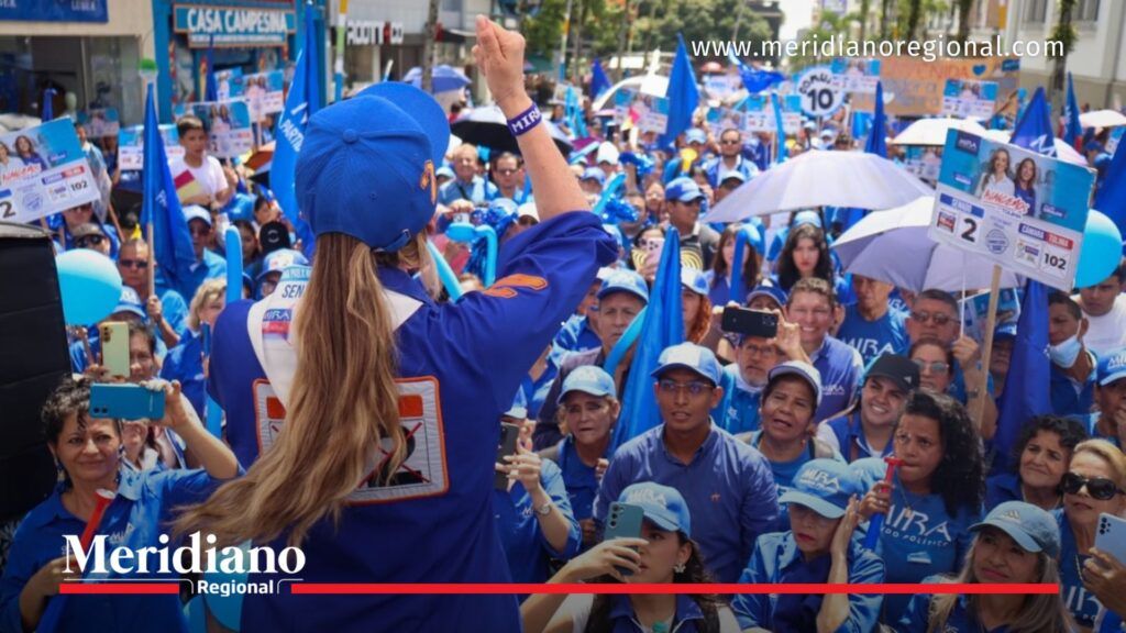 Ana Paola Agudelo dando un discurso a simpatizantes del Partido Mira en evento político